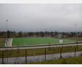 Bild: ak
Das Kunstrasenspielfeld ist nahezu fertig. Im Frühling wird bei trockener Witterung noch ein Sand-Granulatgemisch aufgetragen.