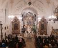 Bild: jow
In der neu renovierten Pfarrkirche in Lintach kann Pfarrer Moses Gudapati die Christmette abhalten.