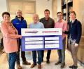 Bild: Gabi Schönberger
Gemeinsam für in Not geratene Menschen in der Region unterwegs: Vorstand Eva Rudl-Truxa (von links), Beirat Michael Stahl, Johannes Kozma und Vorstandsvorsitzender Herbert Rauh von der Fritz- und Fanny-Gollwitzer-Stiftung überreichen Viola Vogelsang-Reichl (rechts) und Martin Staffe (Dritter von links) von der Aktion „Lichtblicke“ einen Scheck über 10.000 Euro.
