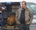 Bild: jut
Lässig neben der Bombe: Nach getaner Arbeit beantwortet Sprengmeister Michael Weiß die Fragen der Pressevertreter. Zuvor hatte er eine 450-Kilo-Fliegerbombe in Amberg entschärft – unter besonderen Umständen.