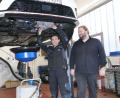 Bild: Autohaus Stiebitz
Bernd Fenzl (links) arbeitet seit 30 Jahren im Autohaus Stiebitz in Albersrieth. Das freut auch Firmenchef Franz Stiebitz, der zum Jubiläum gratuliert.