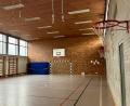 Bild: Gabi Schönberger
In die Turnhalle der Hans-Sauer-Schule in Rothenstadt tropft nach starkem Regen das Wasser. Rektor Matthias Holl kennt das Problem seit Jahren und hofft auf eine rasche Sanierung.