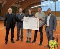 Bild: Volksbank Raiffeisenbank Nordoberpfalz/exb
Eine Summe von 4100 Euro ließ eine Crowdfunding-Aktion in die Kasse der Tennisabteilung des SV Mitterteich fließen. Im Bild (von links) Harald Zottmeier, Regionalmarktleiter der Volksbank Raiffeisenbank Nordoberpfalz, Martin Werner, Tina Preisinger, Hans Kern (alle SV Mitterteich) und Kundenberater Christian Schels.