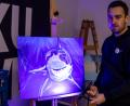Bild: lum
David Frischholz präsentiert ein Bild, das im Rahmen der vergangenen Ausstellung „Unterwasserwelten“ mit fluoreszierenden Farben entstanden ist.
