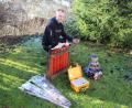 Bild: Jennifer Battaglia
Der "Pyrohase" in Aktion: Pyrotechniker Armin Hase mit explosiven Materialien in seinem Garten. In der Hand hält der Feuerwerker eine Kugelbombe, die durch ein Bombenrohr in den Himmel geschossen wird. Der kleine gelbe Koffer davor ist eine Funkzündanlage. Rechts und links daneben liegen freiverkäufliche Kleinfeuerwerke.