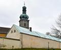 Bild: Petra Hartl
Das Nebengebäude des Franziskanerklosters auf dem Mariahilfberg Amberg ist mit einer Folie abgedeckt. Im April 2023 hatte es dort gebrannt.