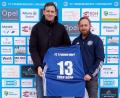 Bild: Wolfgang Seitz/exb
Die 13 als Glückszahl: Sven Kopp (links) wird mit seinem Trikot vom Sportlichen Leiter des FC Tremmersdorf, Florian Schnödt, begrüßt.