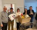 Bild: Nicole Rochelt, VG Schönsee
Übergabe der Weihnachtsgeschenke an die Heimbewohner durch VG-Leiter Gerald Reiter (Zweiter von links), Bürgermeister Reinhard Kreuzer (von rechts) und Denise Drächsler im AWO-Pflegezentrum in Eslarn.