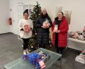 Bild: NOC Weiden
Die Geschenkübergabe an die Vertreter des Kinder- und Jugendhilfezentrums St. Josef in Wunsiedel an Frau Geyer (rechts) und Frau Wolf durch die Centermanagerin des NOC Nicole Deckstein (links).