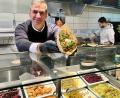 Bild: Gabi Schönberger
Mohammad Ebrahimi (44) betreibt in der früheren Nordsee-Filiale in Weiden den orientalischen Imbiss "Roja". Viele Tipps aus dem Coaching mit Sternekoch Frank Rosin hat er umgesetzt. Inzwischen hat er sich Unterstützung geholt und Personal eingestellt.