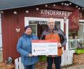 Bild: Bradl/Dekohäusl/exb
Monika Pregler überreicht die Spende an Herbert Putzer von der Kinderkrebshilfe in der Region Oberpfalz Nord.
