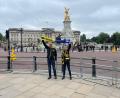 Bild: Trommer/privat
Johann (links) und Brigitte Trommer am Freitag vor dem Buckingham-Palast in London.