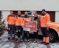 Bild: Katharina Eckstein/exb
Ilona Gruber überreichte die Spende an Alexandra Zintl, Matthias Dittrich, Michael Krauß und Manuel Maierhöfer (von links) von der BRK-Bereitschaft Mitterteich.
