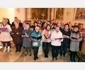 Bild: no
Die vereinigten Kirchenchöre und der Männergesangverein (im Bild vor dem Vitusaltar) und der Posaunenchor eröffneten das Konzert gemeinsam mit dem Lied "Nun sei willkommen, Herre Christ".