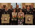 Bild: Sandro Fürst/Landratsamt Tirschenreuth
Verdiente Führungskräfte der Feuerwehr wurden bei einer Feier im Landratsamt verabschiedet. Das Bild zeigt (vorne von links) Peter Prechtl mit Ehefrau Roswitha, Wolfgang Fischer mit Ehefrau Sigrid, (hinten von links) Kreisbrandinspektor Klaus Schicker, Kreisbrandrat Stefan Gleißner, Landrat Roland Grillmeier, Kreisbrandinspektor Otto Braunreuther und Kreisbrandinspektor Wolfgang Wedlich.