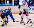 Bild: Werner Moller
Fabian Voit (Mitte) scheiterte mit diesem Abschluss an Janick Schwendener im Tor der Dresdner Eislöwen. Am zweiten Weihnachtsfeiertag unterlagen die Blue Devils Weiden in Sachsen knapp mit 3:4.