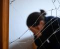 Symbolbild: Jonas Walzberg/dpa
Eine Frau sitzt neben einem gesprungenen Spiegel auf einem Bett und hält ihren Kopf in den Händen. Sie wurde Opfer häuslicher Gewalt. Diese Szene ist gestellt. Wenn es aber im echten Leben zu vergleichbaren Situationen kommt, gibt es in Amberg rund um die Uhr Hilfe.