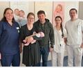 Bild: Friedrich Peterhans, Kliniken Nordoberpfalz
Mama Sonja und Papa Daniel Albersdorfer aus Kirchenthumbach freuen sich über ihr Neujahrsbaby Merle. Zum Kind gratulieren Hebamme Julia Witt (links), Krankenschwester Michelle Bock und Oberarzt Dr. Michael Rüth.