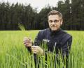 Bild: Daniel Delang/Öko-Modellregionen Bayern
Josef Schmid kam vor zehn Jahren wieder zurück in seine Heimat: „Die Saatgutvermehrung bedeutet viel Aufwand, aber auch viel Freude.