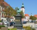 Bild: jr
Blick auf den Oberen Tirschenreuther Marktplatz mit Schmeller-Denkmal.