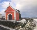 Bild: wro
Die Sankt-Anna-Kapelle ist ein Blickfang an der Schönfelder Straße in Wiesau.