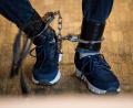 Symbolbild: Sina Schuldt/dpa
Fußfesseln musste der Angeklagte bei der Verhandlung in Tirschenreuth tragen. Er hatte in Waldsassen zwei Polizisten geschlagen. Wegen eines anderen Tatvorwurfs sitzt er seit Monaten in Würzburg in Untersuchungshaft.