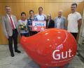 Bild: khg
Nach der Übergabe des Spendenschecks bei der Jahressitzung der Arbeitskreise Sport in Schule und Verein (von links): Schulamtsdirektor Gerald Haas, Ulrike Grötsch, Johanna Bechtl, Markus Spörer, Kathrin Schmidt, Günter Simmerl und Paul Seidel.