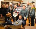 Bild: fdl
Die ganze Banditnbagasch (von links): Meike Birner (Regisseurin), Bettina Kummer (Wilma, fidele Nachbarin), Wolfgang Lingl (Pfiff, lustiger Räubergehilfe), Marina Basler (Pfeifn-Paula, resolute Banditenwirtin), Kilian Falk (Hallimasch, leidenschaftlicher Banditenwirt), Corinna Falk (Lia, selbstbewusste Wirtstochter), Stefan Kummer (Schlitzer-Vinz, grober Verbrecher), Sabine Siegler (Trinkgeld-Resi, schrille Gesellschafterin) und in der Schubkarre Christian Gnan (von Reizker, geheimnisvoller Reisender und Gauner).