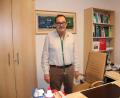 Bild: prh
Dr. Albert Pointinger ist der einzige Hausarzt in der Gemeinde Plößberg. Mit 66 Jahren denkt er momentan noch nicht ans Aufhören. Mit 70 will er allerdings nicht mehr arbeiten. Das wirft Fragen über die Zukunft der Praxis in der Kirchenstraße 16 auf.