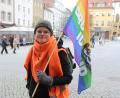 Bild: Jennifer Battaglia
Elli Wolf am Amberger Marktplatz bei einer Kundgebung des Vereins "Kunterbunt".
