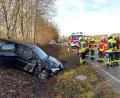 Bild: Stephan Huber
Ein Autofahrer verlor auf der Staatsstraße 2165 von Lengenfeld kommend die Kontrolle über sein Fahrzeug. Er musste von der Feuerwehr aus dem Wagen befreit werden.