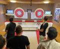 Bild: Lisa Singer/exb
Die Dart-Gruppe des TSV Krummennaab während des Trainings im Sportheim des TSV Krummennaab.