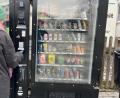 Bild: Gabi Schönberger
Eine junge Frau versorgt sich an diesem Automaten in der Mooslohe in Weiden mit Getränken und Snacks.