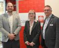 Bild: gf
Michael Trummer (links), der Vorsitzende des Caritasverbands verabschiedete den bisherigen Heimleiter Wolfgang Rattai (rechts) und stellte die neue Heimleiterin Silvia Völkl-Renner (Mitte) vor.