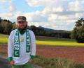 Bild: stg
Von seinem Haus aus in Zessau hat der Sachse Stephan Müller einen perfekten Blick zum Rauhen Kulm: In der Oberpfalz ist er heute zu Hause, seine Leidenschaft gehört aber immer noch – das Outfit macht es deutlich - der BSG Chemie Leipzig.