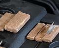 Bild: Zoll
Die Goldbarren waren in Klebeband eingewickelt. Versteckt hatte der Fahrer sie in den Hohlräumen der Frontscheinwerfer seines Pkw.