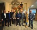 Bild: Heike Unger
In seiner letzten Sitzung des Jahres hat der Gemeinderat Kümmersbruck verdiente Kümmersbrucker geehrt (von links): Bürgermeister Roland Strehl, Klaus Högl (Silberne Bürgermedaille), Manfred Sulima und Anneliese Breitkopf (langjährige Tätigkeit im Seniorenbeirat), Herbert Breitkopf und Werner Cermak (beide 40 Jahre Gemeinderäte), SPD-Fraktionsvorsitzende Lisa Hartinger und stellvertretender CSU-Fraktionsvorsitzender Martin Meier.