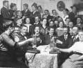 Bild: hev
Gesellig, gemütlich und auch zünftig ging es früher in den Gaststätten in Eschenbach und Umgebung zu, wie hier bei einer Feier im Café Schmidt (heute Stadtcafé). Das zeigt auch die Sonderausstellung im Museum „Beim Taubnschuster“, das sonntags von 14 bis 17 Uhr und mittwochs von 15 bis 17 Uhr geöffnet ist.