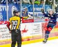 Bild: Elke Englmaier
Neal Samanski (rechts) von den Blue Devils Weiden bejubelt seinen Treffer zum 1:0 gegen den EHC Freiburg. Wenig später traf er auch noch zum zwischenzeitlichen 3:0.