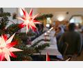 Symbolbild: Martin Schutt/dpa
Gute Gespräche, weihnachtliche Stimmung und festliches Essen: Rund 100 Menschen werden gemeinsam das Weihnachtsfest für Alleinstehende in Weiden feiern.