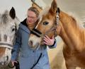 Bild: Gabi Schönberger
Natascha Gollwitzer, Vorsitzende der Reitsportgemeinschaft Weiden, hat einige Tipps, wie Pferde den Jahreswechsel gut verkraften.
