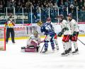 Bild: Elke Englmaier
Tyler Ward allein vor dem stark aufspielenden Gäste-Goalie Oskar Autio. Am Ende belohnten sich die Devils nicht mehr für ein starkes Schlussdrittel und mussten sich mit 2:3 geschlagen geben.