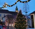 Bild: Portner
Der Marktplatz von Oberviechtach lässt die Vorfreude auf Weihnachten leuchten.