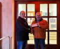 Bild: exb
Eine Spende in Höhe von 2000 Euro überreichte Bürgermeister Werner Prucker (links) dem Vorsitzenden der Kinderkrebshilfe Oberpfalz Nord, Herbert Putzer.
