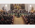 Bild: mab
Die Blaskapelle Schwarzenfeld setzt mit ihrem Weihnachtskonzert in der voll besetzten Pfarrkirche einen Schlussakkord unter ihr Jubiläumsjahr.