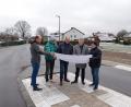 Bild: stg
Die Ortsdurchfahrt ist nicht nur neu, sondern auch erweitert worden um einen Gehweg und eine Querungshilfe. Klar, dass sich die Verantwortlichen beim Ortstermin entsprechend freuten.