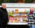 Bild: Regina Schatz
Hermann Böhm (links) und Regina Schatz, Beauftragte der Gemeinde Poppenricht für Jugend und Senioren, Renten- und Sozialangelegenheiten, Kindertagesstätten und Schule, vor dem Verschenkeschrank.