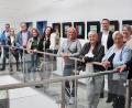 Bild: Thomas Dobler
EMZ-Personalleiter Markus Block (rechts) und eine Delegation des Lokalen Bündnisses für Familien im Landkreis Schwandorf während des Betriebsbesuchs bei der Firma EMZ-Hanauer in Nabburg.