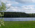 Bild: do
Bald wird es auch in der Nähe des Sonnenkraftwerkes Barbaraberg "Glitzern". Wenige hundert Meter davon entfernt und ebenfalls an der Kreissteraße NEW 5 gelegen planen die NEW-Neue Energien West und die Gemeinde Speinshart einen weiteren Solarpark mit einer Leistung von zirka 7 Megawatt Peak.