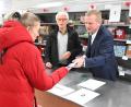 Bild: gf
Die Vertreter der Päckchen-Spender halfen bei der Verteilung mit, auf unserem Foto der VR-Bank-Vorstand Martin Sachsenhauser (rechts) der den Tafel-Vorsitzenden Bernhard Saurenbach unterstützt.